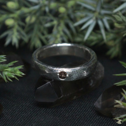 Серебряное кольцо "Гармония несовершенства" с дымчатым кварцем