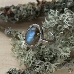Серебряное кольцо “Гармония несовершенства” с голубым лабрадором