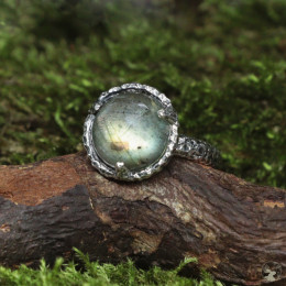 Серебряное кольцо с зеленым лабрадором и фактурой "Лунная поверхность" размер 17