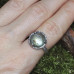 Серебряное кольцо с зеленым лабрадором и фактурой "Лунная поверхность" размер 17