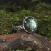 Серебряное кольцо с зеленым лабрадором и фактурой "Лунная поверхность" размер 18.5