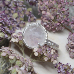 Серебряное кольцо с розовым кварцем и фактурой "Лунная поверхность"