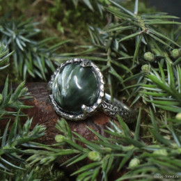 Серебряное кольцо с серафинитом и фактурой "Лунная поверхность" 