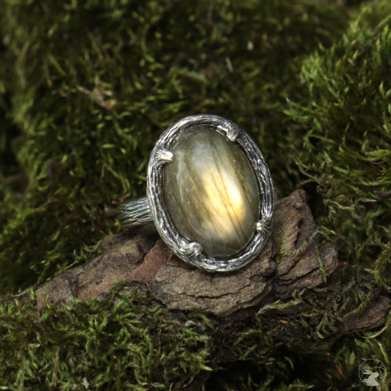 Серебряное кольцо "Кора магического древа" с лабрадором