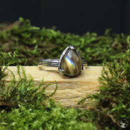 Серебряное кольцо с капелькой-лабрадором и фактурой древесной коры